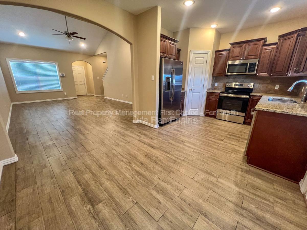 Townhouse for rent at 6715 Maribette Rd, Barling, AR 72923