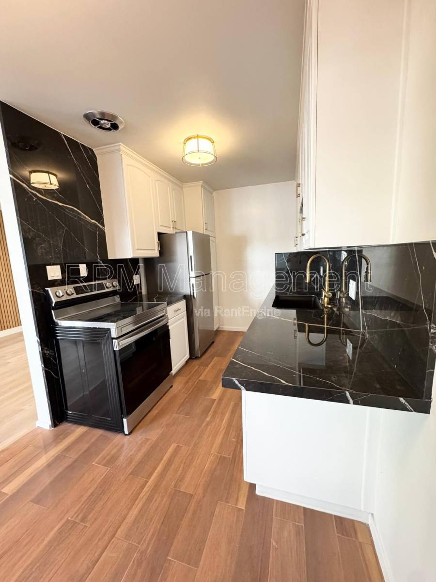 Apartment for rent at 1138 9th St E, Santa Monica, CA 90403