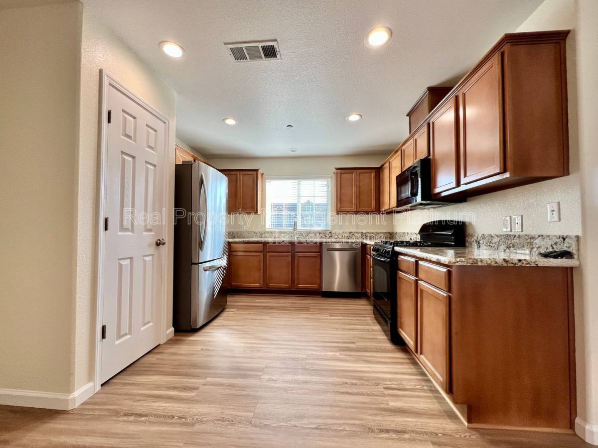 House for rent at 6646 E Montecito Ave, Fresno, CA 93727