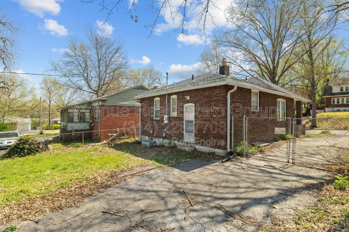 House for rent at 8009 Monroe Ave, Saint Louis, MO 63114