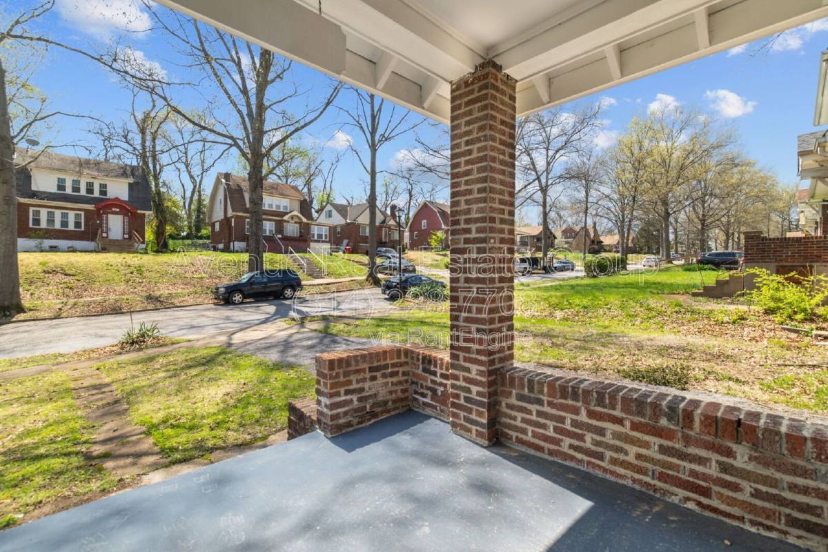 House for rent at 8009 Monroe Ave, Saint Louis, MO 63114