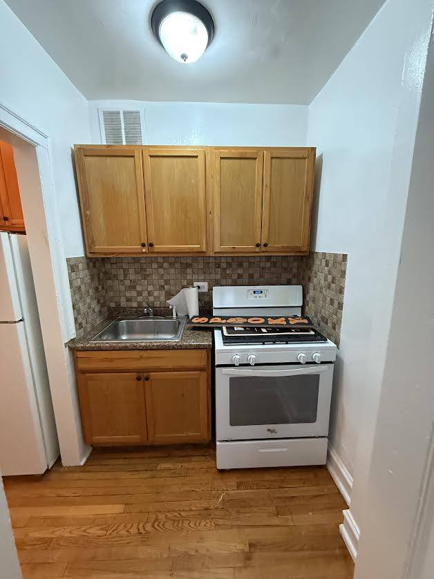 Apartment for rent at 1369 W Estes Ave, Chicago, IL 60626