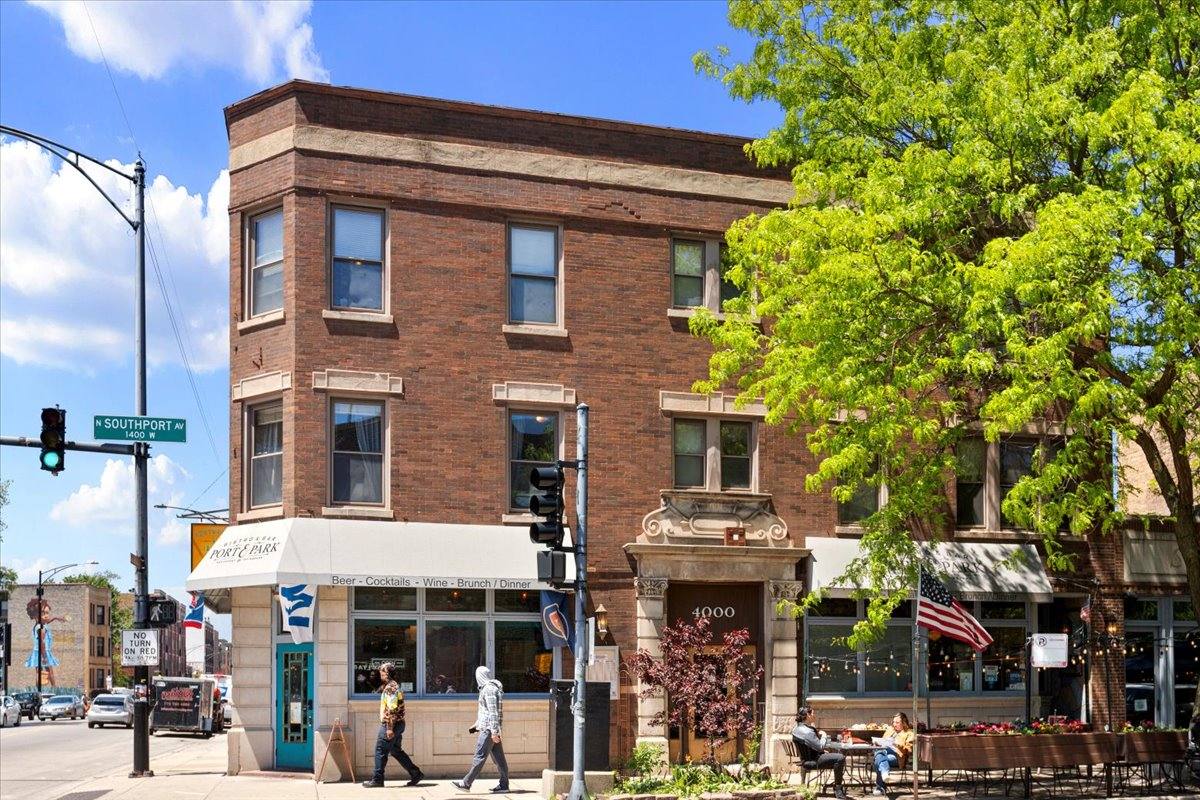 Apartment for rent at 4002 N Southport Ave #2, Chicago, IL 60613