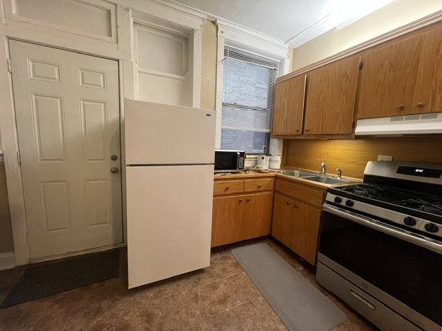 Apartment for rent at 827 W Cornelia Ave #1S, Chicago, IL 60657