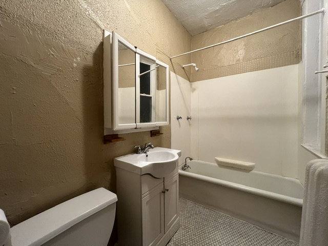 Apartment for rent at 827 W Cornelia Ave #1S, Chicago, IL 60657