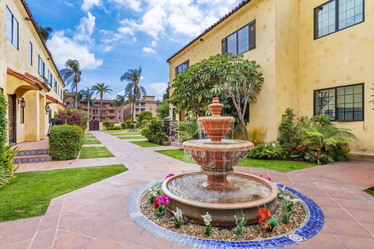 Apartment for rent at 2623 Ellendale Place #20, Los Angeles, CA 90007