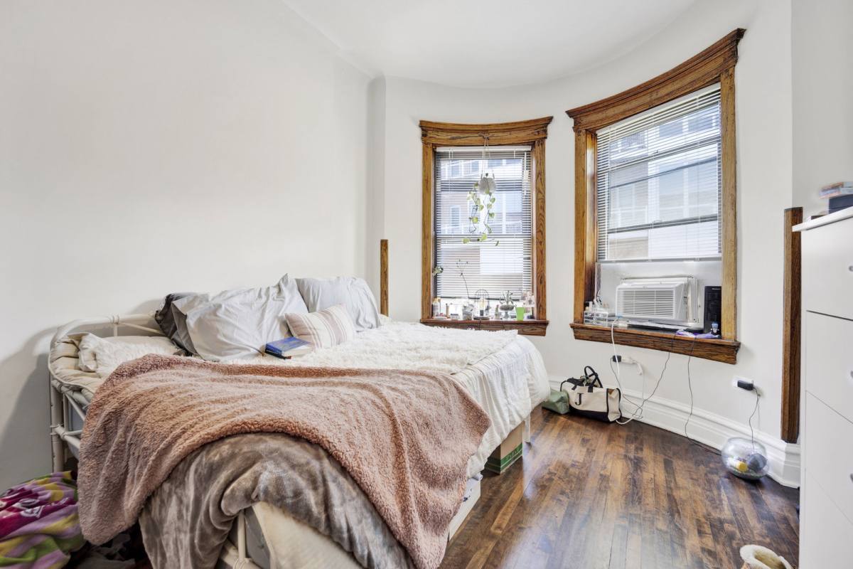 Apartment for rent at 3932 N Sheridan Rd #2, Chicago, IL 60613