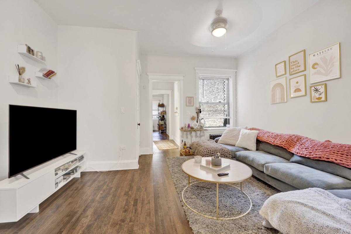 Apartment for rent at 3932 N Sheridan Rd #2, Chicago, IL 60613