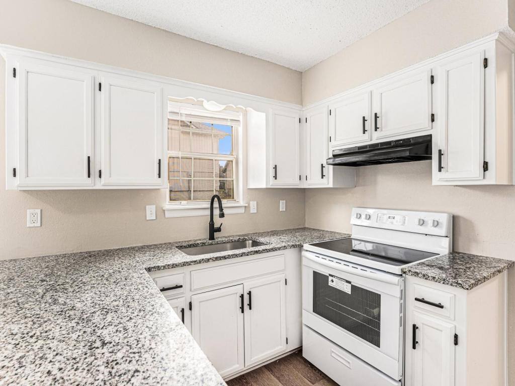 House for rent at 810 SW Pinebrook Village Court, Blue Springs, MO 64015