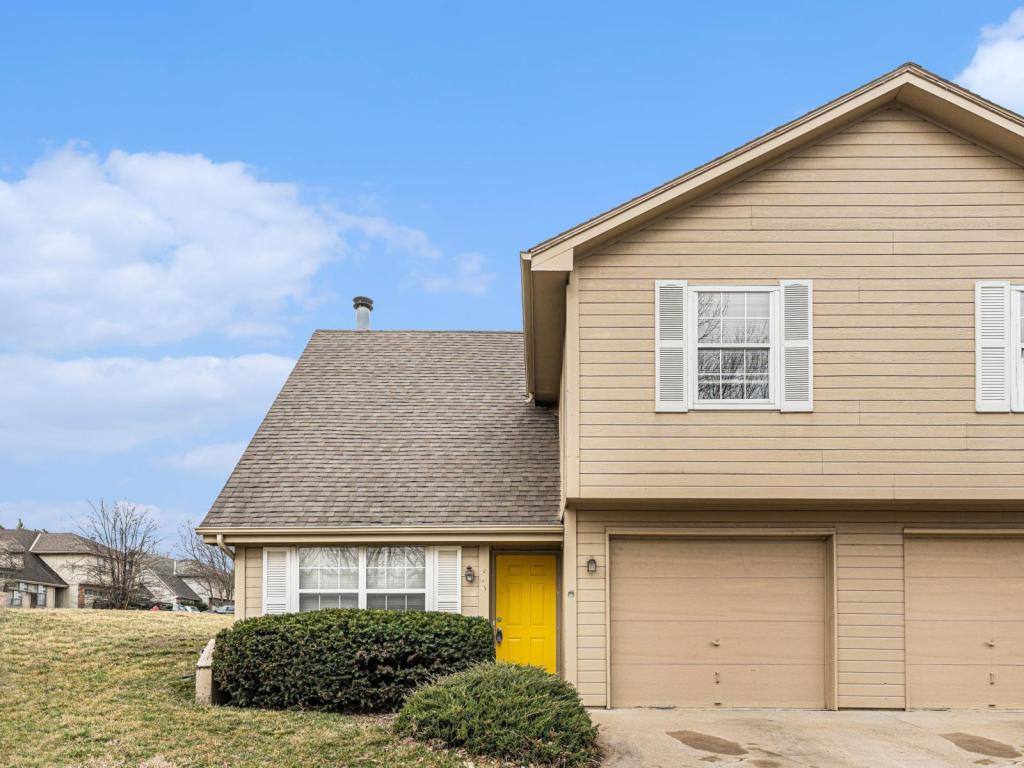 House for rent at 810 SW Pinebrook Village Court, Blue Springs, MO 64015