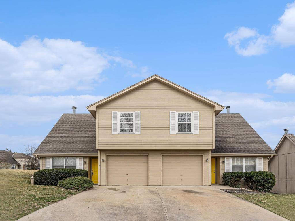 House for rent at 810 SW Pinebrook Village Court, Blue Springs, MO 64015