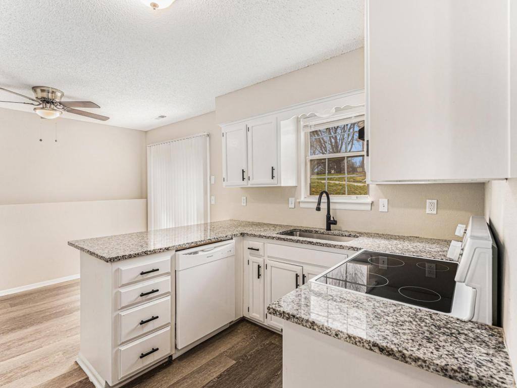 House for rent at 810 SW Pinebrook Village Court, Blue Springs, MO 64015