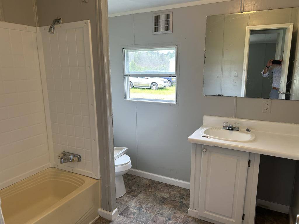 House for rent at 492 E Smallwood Rd, Effingham, SC 29541