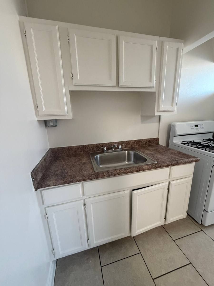 Apartment for rent at 2877 San Marino St #107, Los Angeles, CA 90006