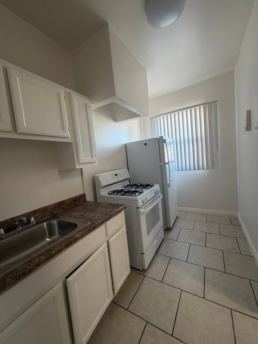 Apartment for rent at 2877 San Marino St #107, Los Angeles, CA 90006