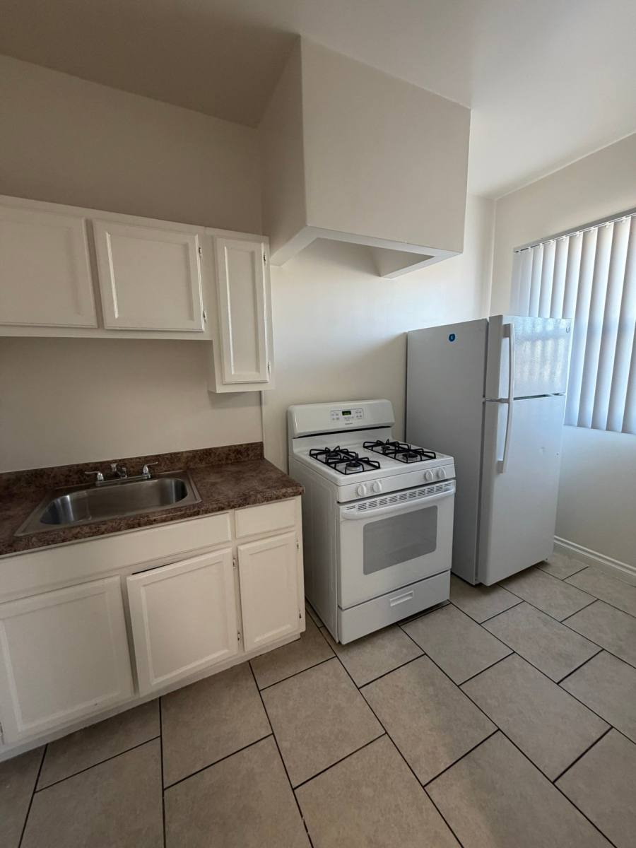 Apartment for rent at 2877 San Marino St #107, Los Angeles, CA 90006