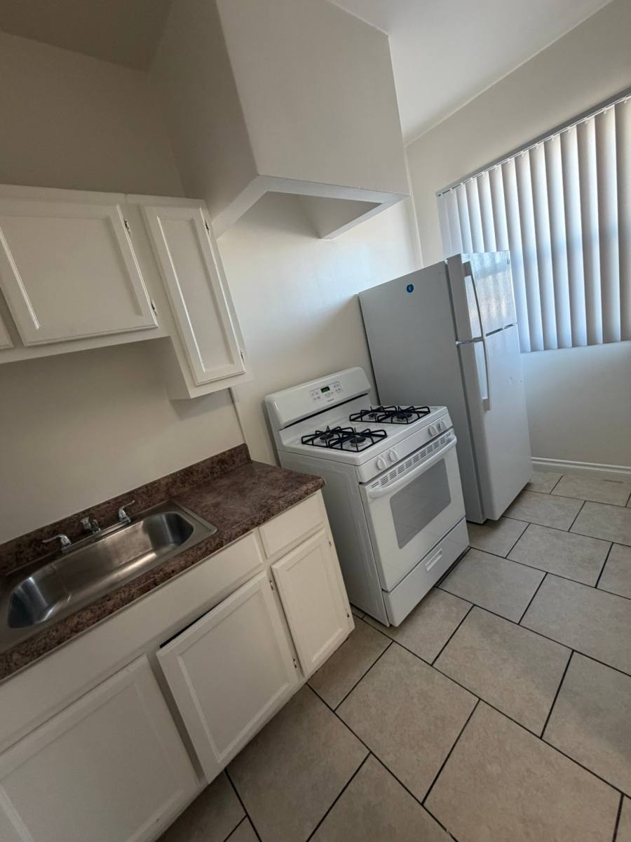 Apartment for rent at 2877 San Marino St #107, Los Angeles, CA 90006