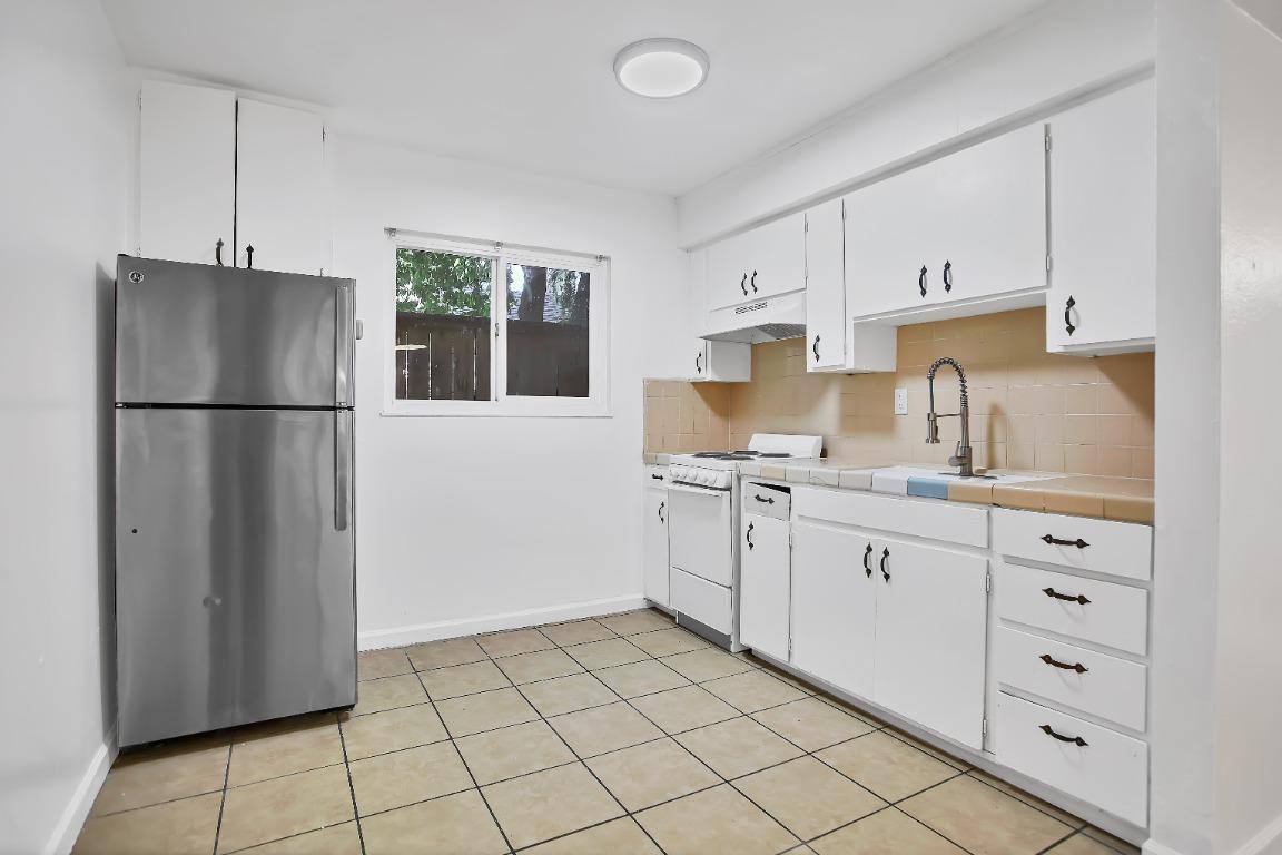 Apartment for rent at 132 W 18th St #3, Merced, CA 95340