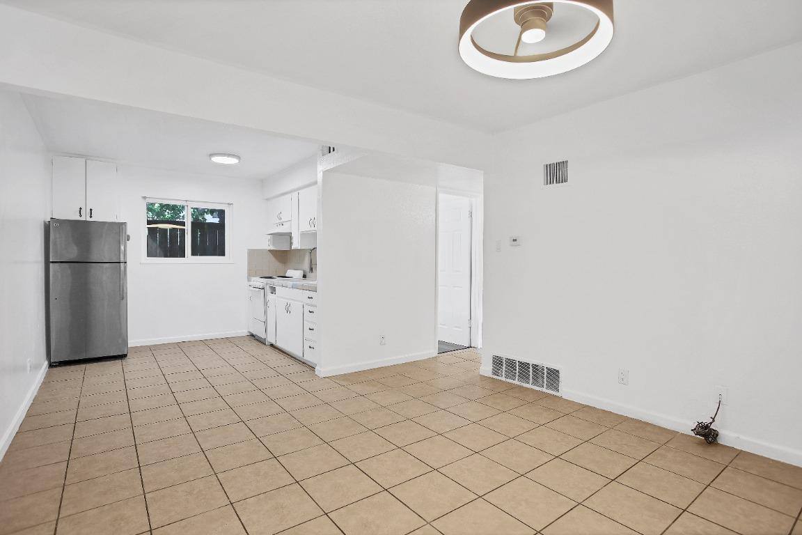 Apartment for rent at 132 W 18th St #3, Merced, CA 95340