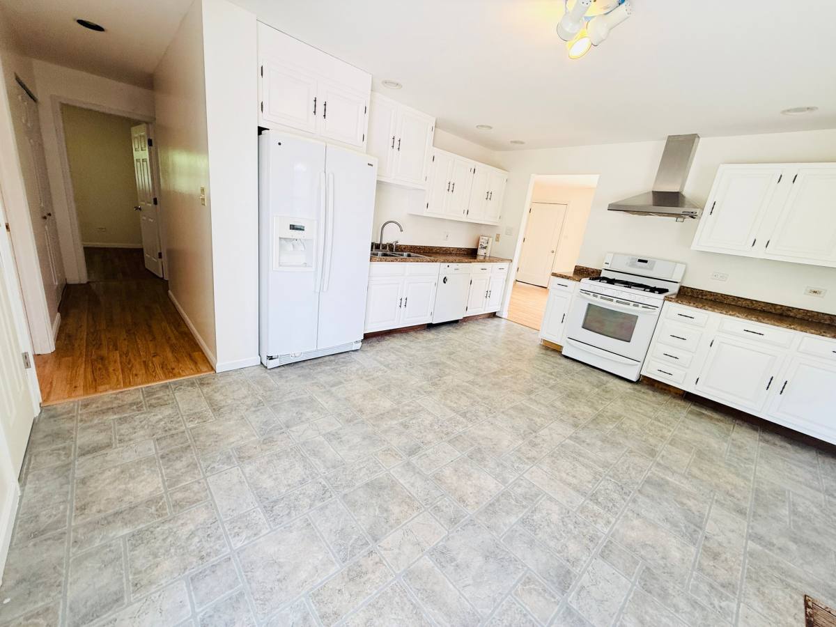 House for rent at 2904 Stork Court, Rolling Meadows, IL 60008