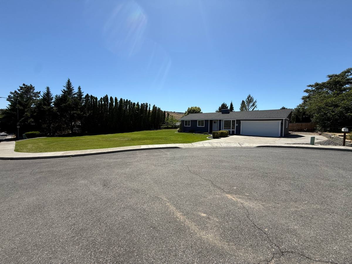 House for rent at 1108 S Kellogg St, Kennewick, WA 99338