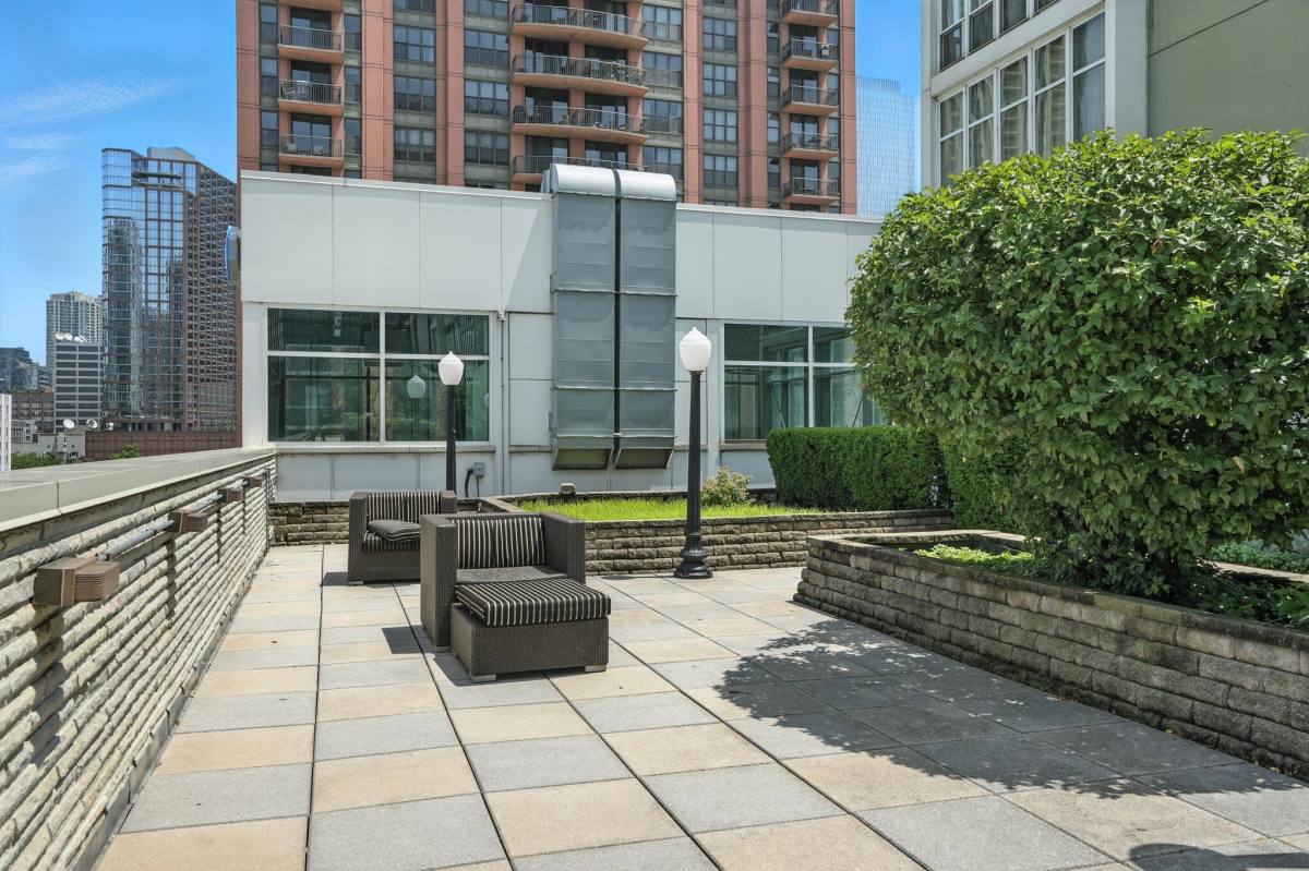 Apartment for rent at 670 W Wayman St #1905, Chicago, IL 60661