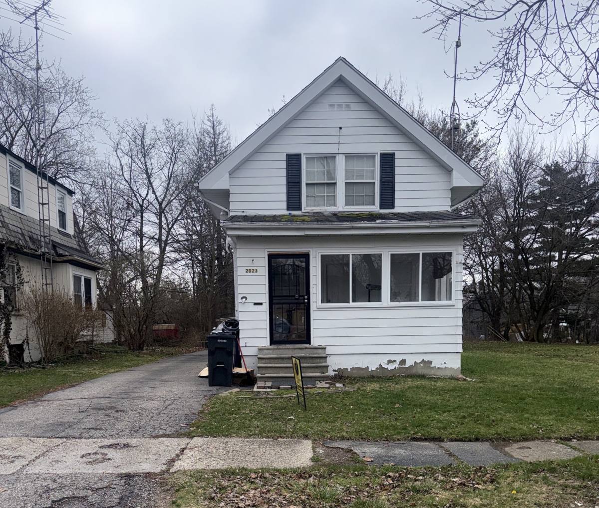 House for rent at 2023 Cadillac St, Flint, MI 48504