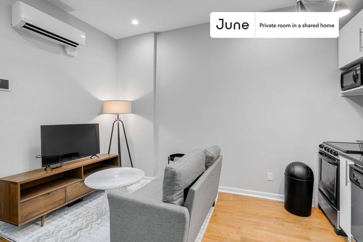 Apartment for rent at 208 E 95th St #A, New York, NY 10128