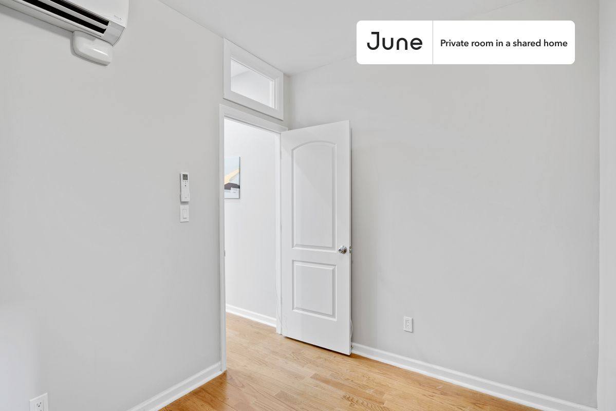 Apartment for rent at 208 E 95th St #A, New York, NY 10128