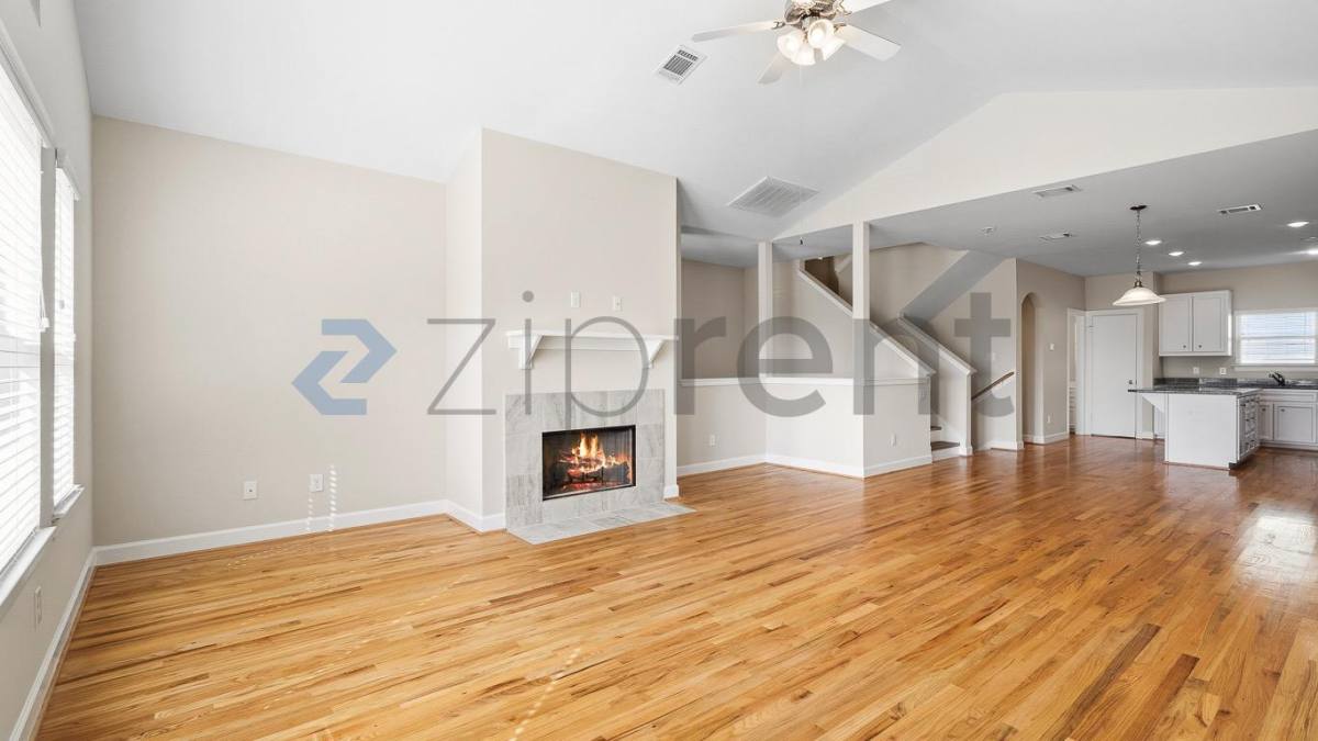 Townhouse for rent at 11504 Main Elm Dr, Houston, TX 77025