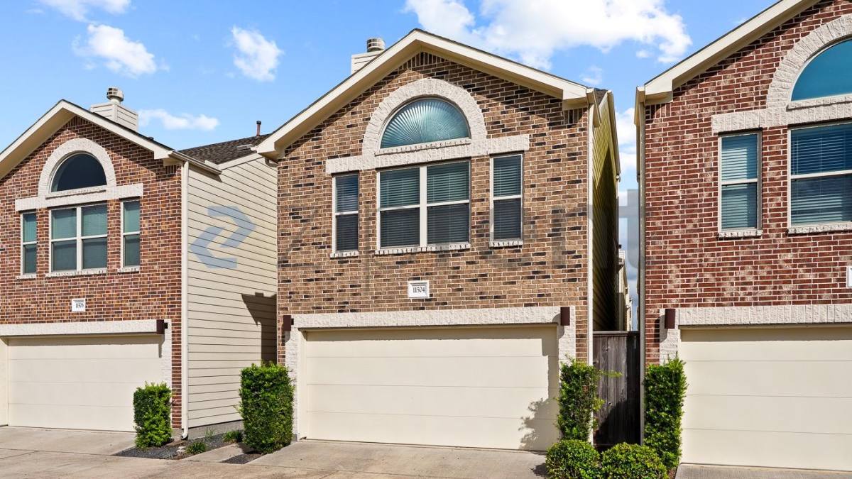 Townhouse for rent at 11504 Main Elm Dr, Houston, TX 77025
