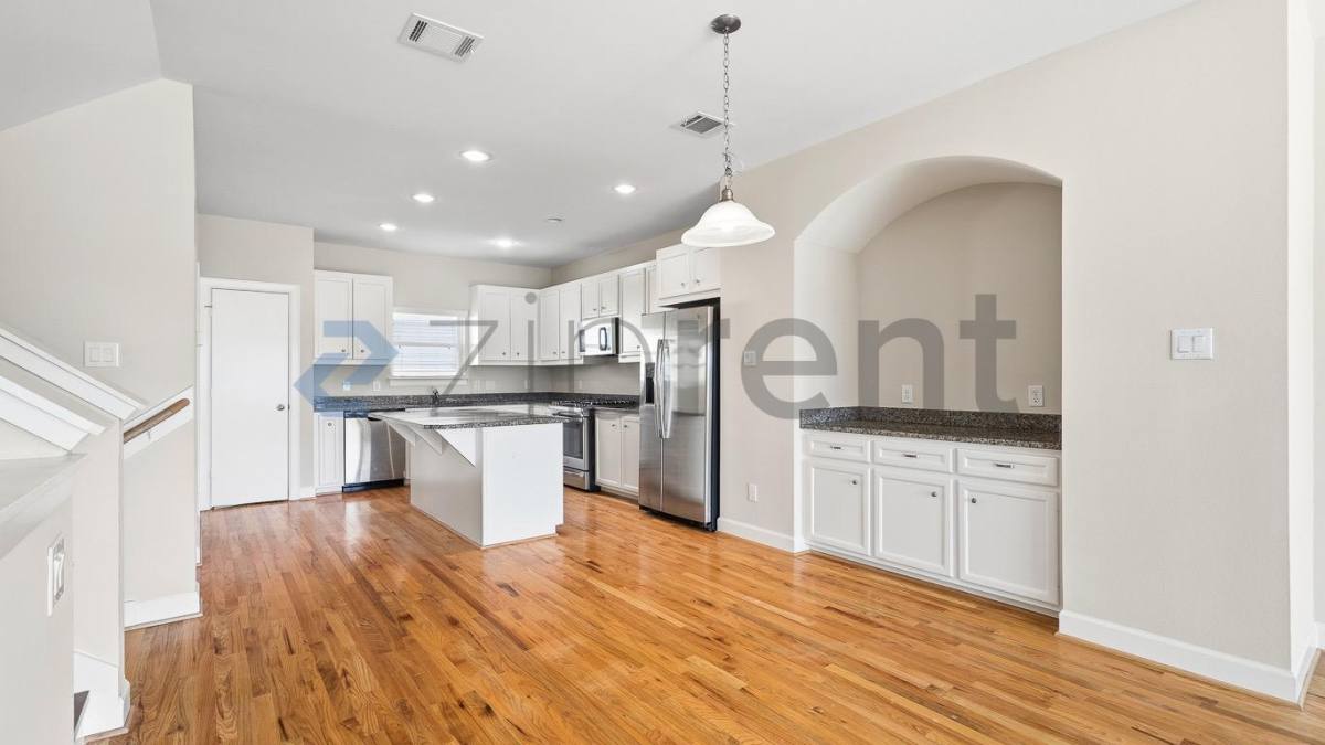 Townhouse for rent at 11504 Main Elm Dr, Houston, TX 77025