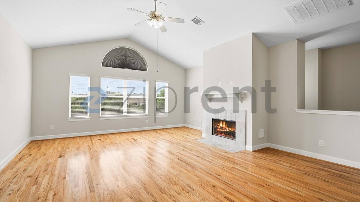 Townhouse for rent at 11504 Main Elm Dr, Houston, TX 77025