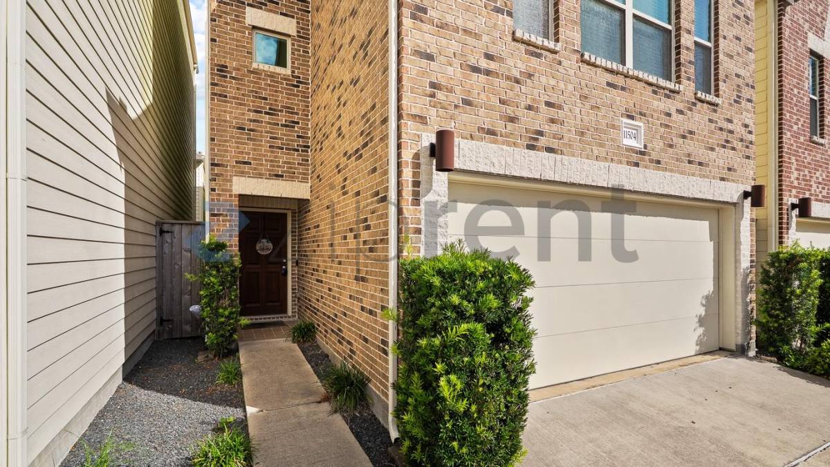 Townhouse for rent at 11504 Main Elm Dr, Houston, TX 77025