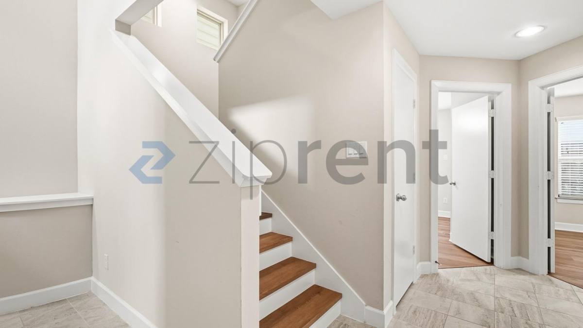 Townhouse for rent at 11504 Main Elm Dr, Houston, TX 77025