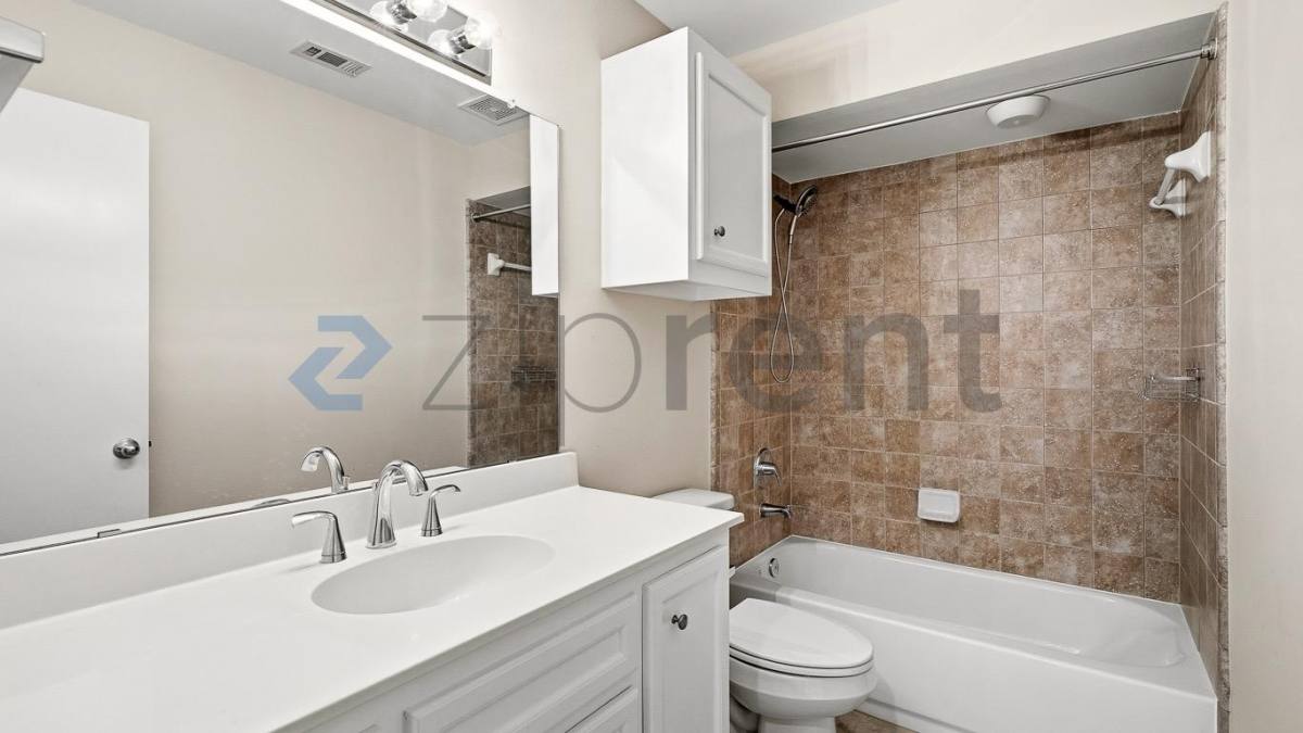 Townhouse for rent at 11504 Main Elm Dr, Houston, TX 77025