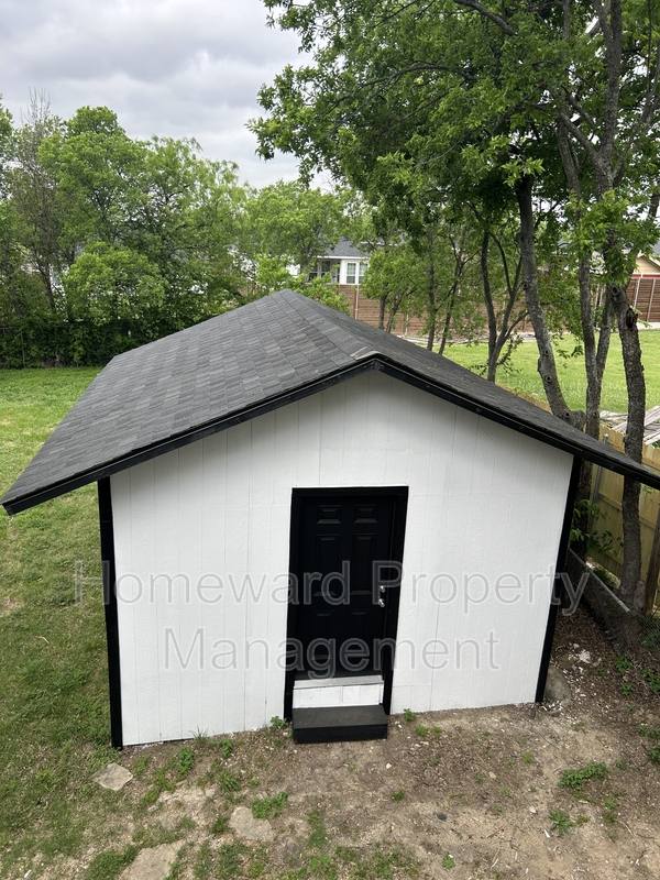 Apartment for rent at 407 N Justin Ave, Dallas, TX 75211
