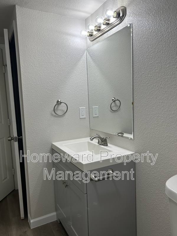 Apartment for rent at 407 N Justin Ave, Dallas, TX 75211