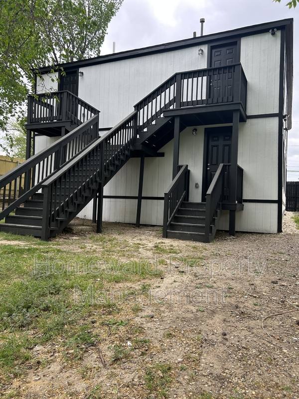 Apartment for rent at 407 N Justin Ave, Dallas, TX 75211