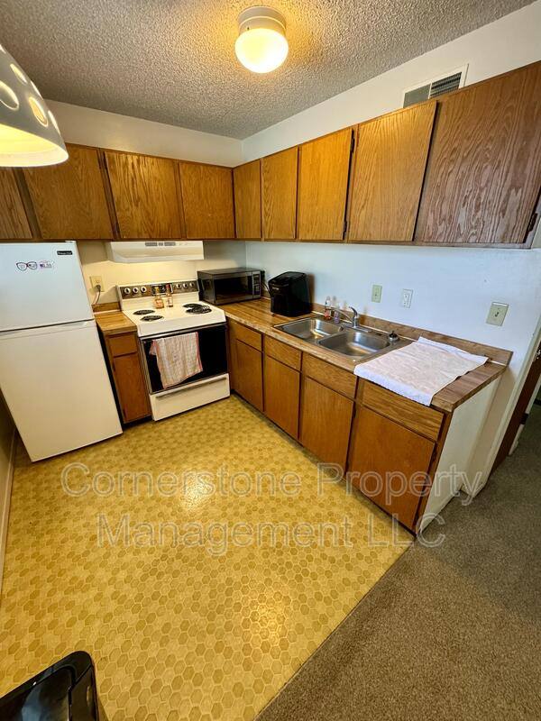Apartment for rent at 913 Michigan St, Lawrence, KS 66044