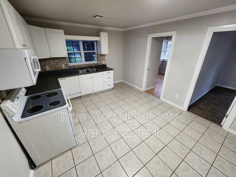 House for rent at 1020 E Gardena St, Ada, OK 74820