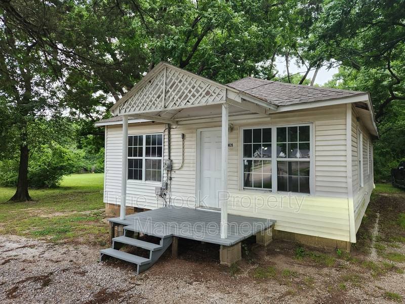House for rent at 1020 E Gardena St, Ada, OK 74820
