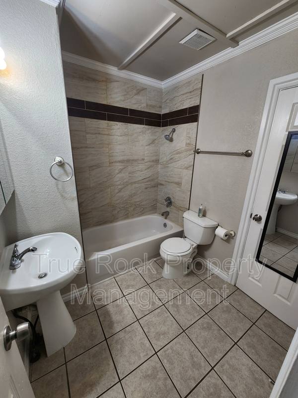 House for rent at 1020 E Gardena St, Ada, OK 74820