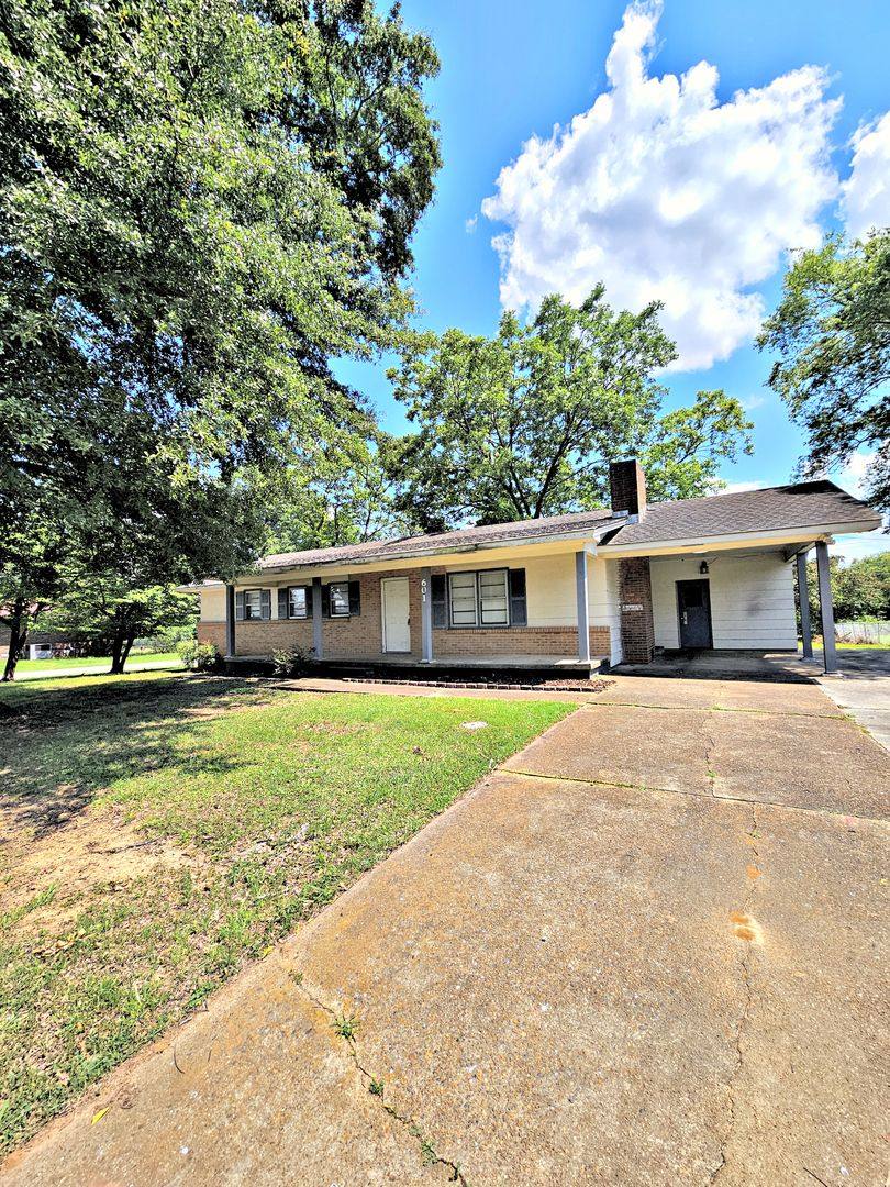 House for rent at 601 Clearview St SW, Decatur, AL 35601