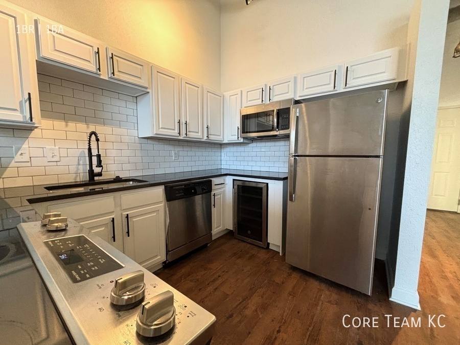 Apartment for rent at 934 Broadway Blvd, Kansas City, MO 64105