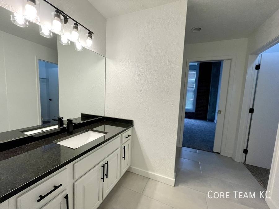 Apartment for rent at 934 Broadway Blvd, Kansas City, MO 64105