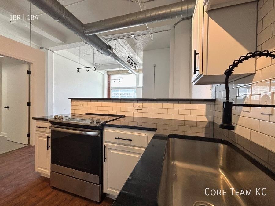 Apartment for rent at 934 Broadway Blvd, Kansas City, MO 64105