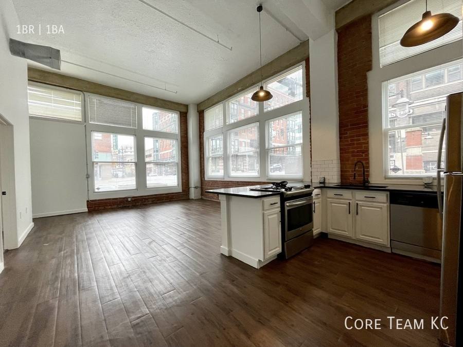 Apartment for rent at 934 Broadway Blvd, Kansas City, MO 64105