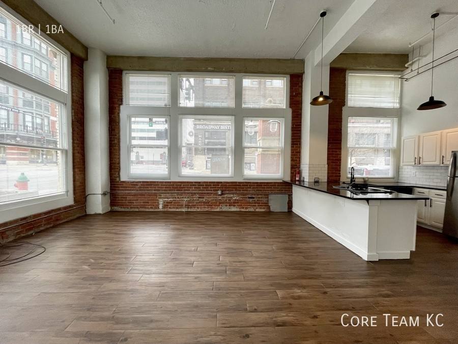 Apartment for rent at 934 Broadway Blvd, Kansas City, MO 64105