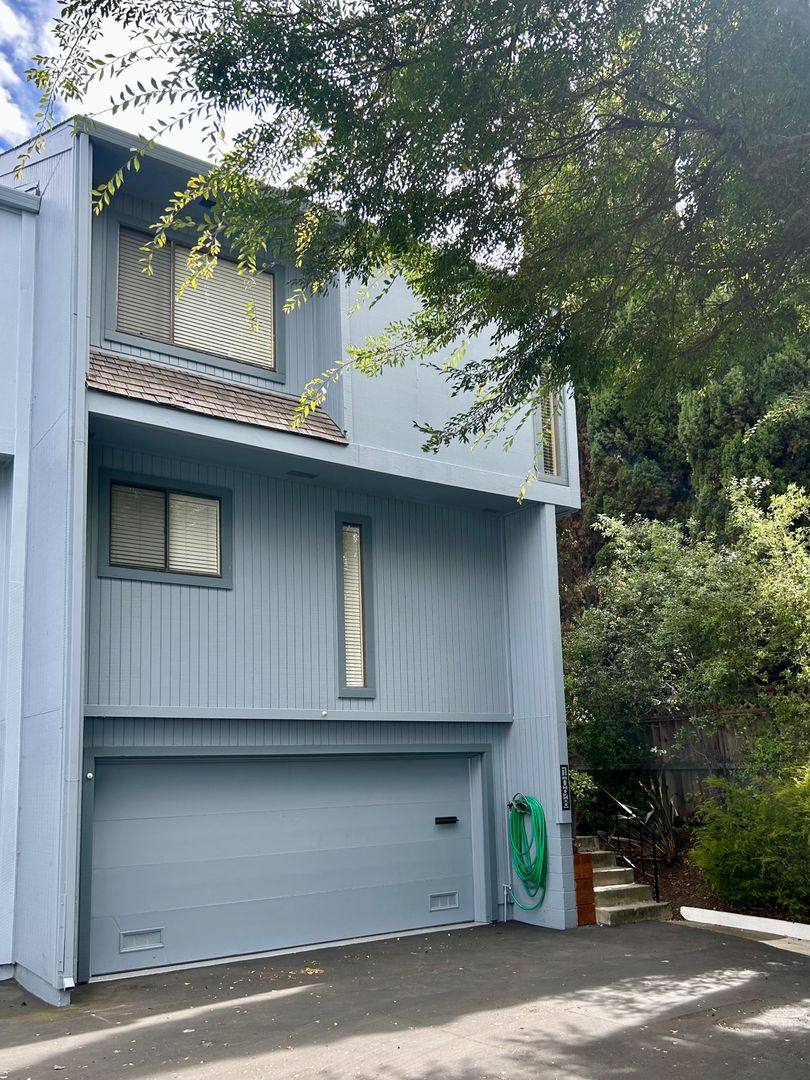 Townhouse for rent at 1098 Azalea Court, Hayward, CA 94541